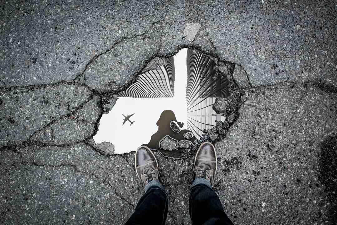 Comment s'appelle une machine pour faire des trous dans la terre ?
