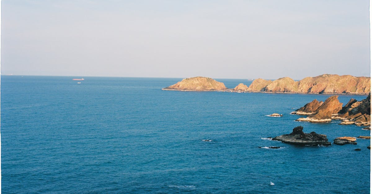 découvrez les dangers et les conséquences des effondrements de falaises, les causes de ces phénomènes naturels et les mesures de prévention à prendre pour assurer votre sécurité lors d'activités en milieu côtier.