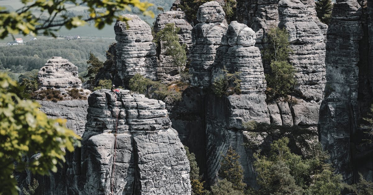 découvrez les causes et les conséquences des effondrements de falaises, des phénomènes naturels impressionnants qui peuvent avoir un impact important sur l'environnement et la sécurité. apprenez comment prévenir ces événements et protéger les zones côtières.