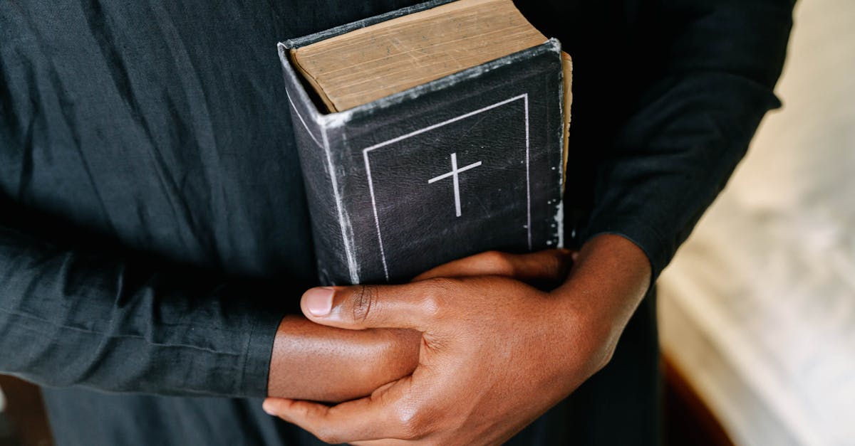 découvrez tout ce qu'il faut savoir sur le testament : définition, types, étapes de rédaction et importance dans la planification successorale. préparez l'avenir de vos proches en vous informant sur cet acte juridique essentiel.