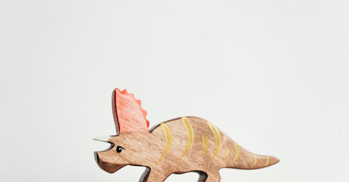 découvrez le triceratops, l'un des dinosaures les plus fascinants de l'ère mésozoïque. avec ses trois grandes cornes et son imposant crâne, ce géant herbivore nous dévoile des secrets sur la vie préhistorique et l'évolution des espèces. plongez dans l'univers de ce dinosaure emblématique et explorez son habitat, son comportement et son importance dans l'écosystème de son époque.
