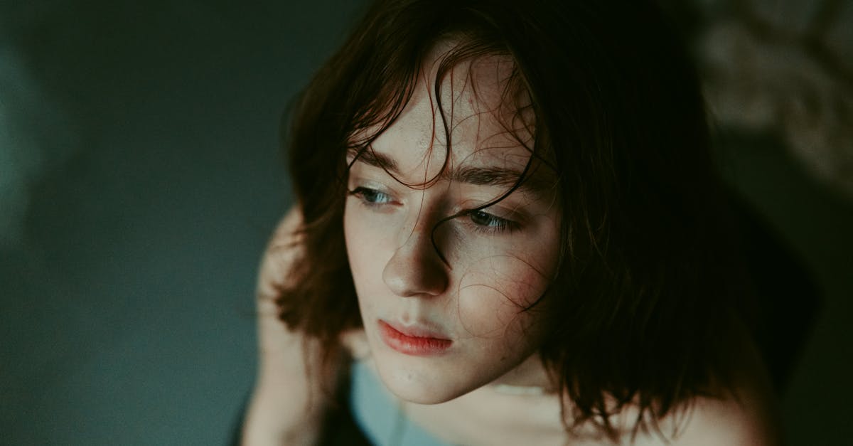 découvrez l'art du clair-obscur, une technique picturale qui sublime le contraste entre la lumière et l'ombre pour créer des effets dramatiques et un rendu profond.