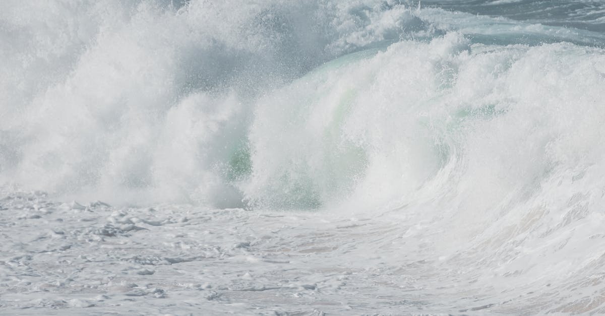 découvrez les causes, impacts et mesures de prévention d'une inondation cataclysmique, un phénomène naturel aux conséquences dévastatrices.