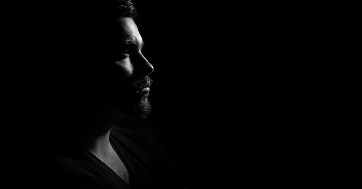 découvrez l'art du clair-obscur, une technique picturale jouant sur les contrastes de lumière et d'ombre pour créer des œuvres riches en profondeur et en émotion.