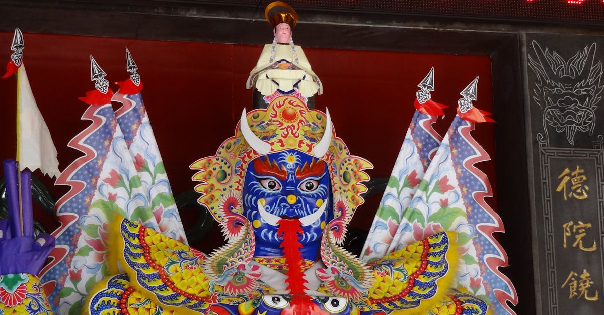 masque de dragon flamboyant, parfait pour les fêtes costumées et les événements thématiques, alliant mystère et éclat.