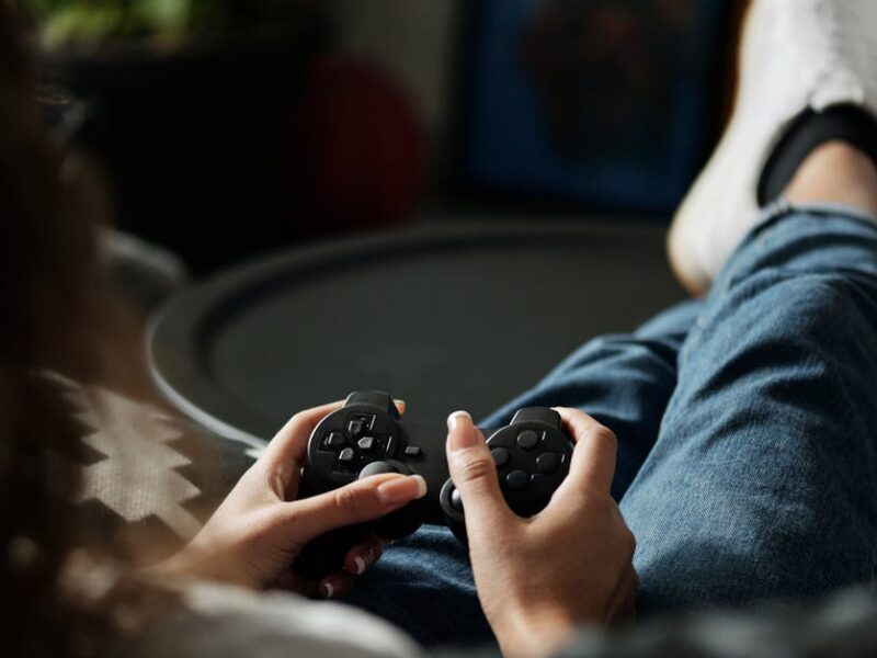 Cette vidéo, extraite d’un jeu vidéo, ne montre pas un missile touchant un navire américain