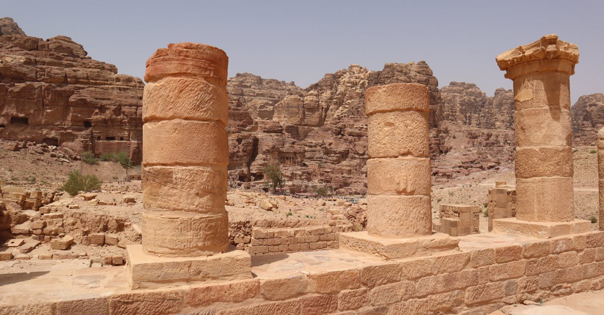 découvrez les stèles anciennes du désert, témoins mystérieux de civilisations passées et gardiennes d'histoires millénaires dans des paysages arides.