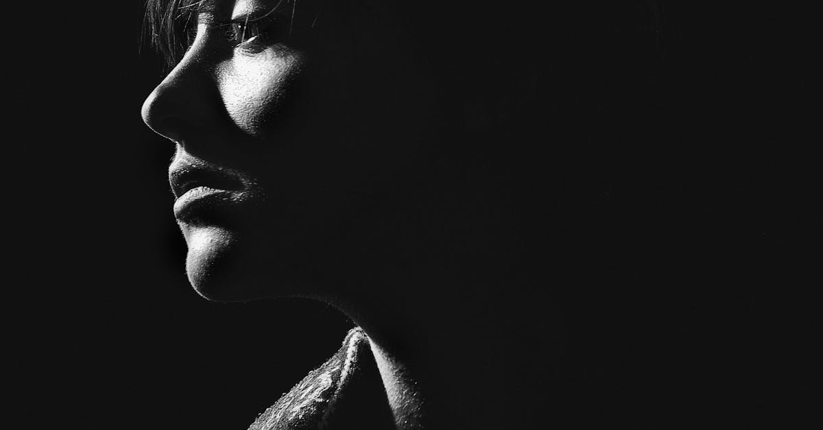 découvrez le chiaroscuro, une technique artistique maîtrisée qui joue sur le contraste entre lumière et ombre pour créer une profondeur et une intensité visuelles saisissantes.