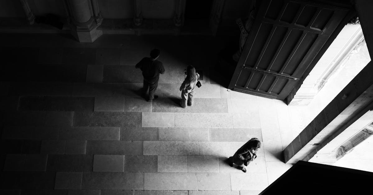 découvrez l'art du clair-obscur, technique picturale jouant sur les contrastes de lumière et d'ombre pour sublimer les formes et créer des ambiances mystérieuses.