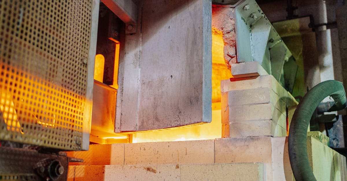 découvrez le mot « kiln » et son utilisation en français : four industriel pour la cuisson de matériaux tels que la céramique, la terre cuite ou le ciment.