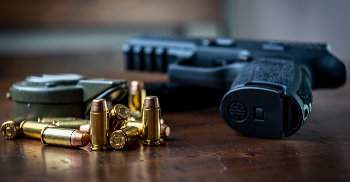 maîtrisez l'art de la manipulation d'armes de poing avec notre expertise professionnelle en maniement de pistolet, alliant sécurité et précision.