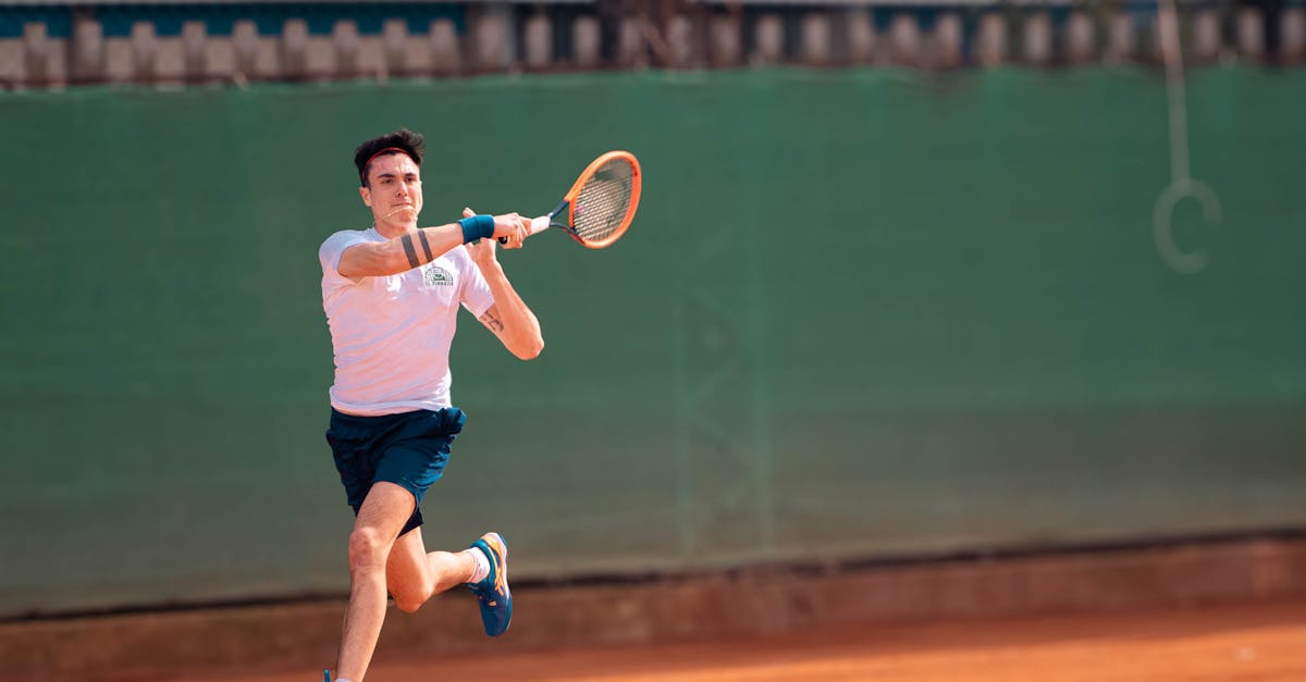 découvrez tout sur le tennis en simple : règles, techniques, astuces et actualités pour améliorer votre jeu et suivre les compétitions de tennis en simple.