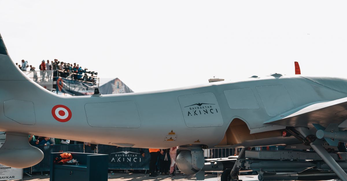 découvrez l'aéronautique, la science et la technologie du vol, incluant la conception, le développement et l'exploitation des aéronefs.