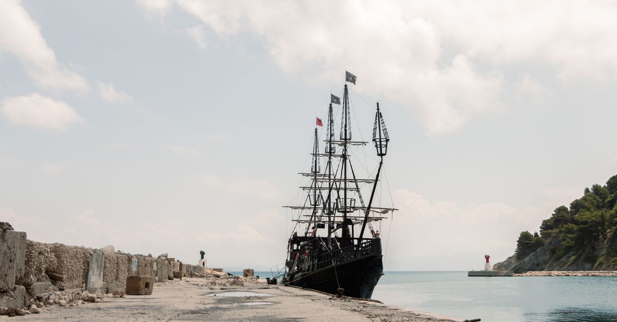plongez dans l'univers des pirates avec assassin's creed black flag, un jeu d'action-aventure mêlant exploration, combats navals et secrets historiques dans les caraïbes du xviiie siècle.