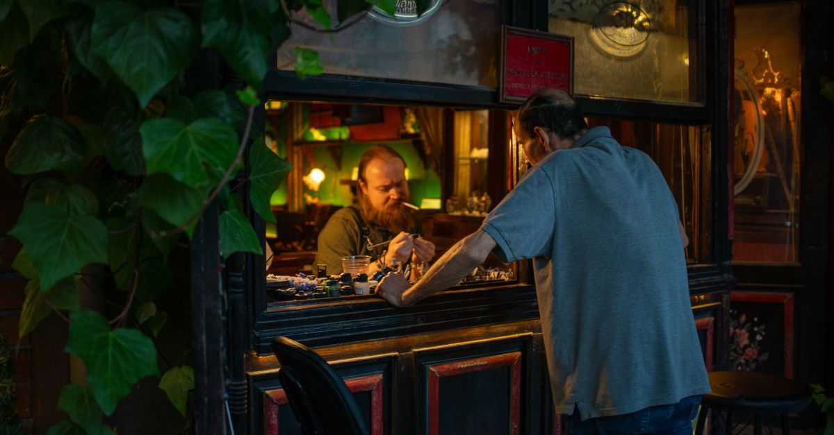 découvrez notre bar ludique où convivialité rime avec jeux de société. profitez d'une ambiance chaleureuse pour partager des moments uniques entre amis autour de vos jeux préférés.