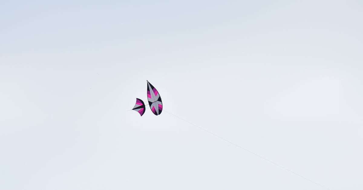 découvrez tout sur le kitesurf : techniques, conseils, équipements et spots pour pratiquer ce sport de glisse spectaculaire.