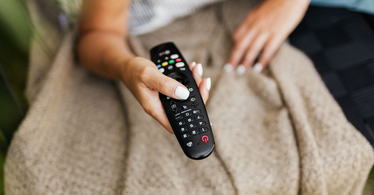 découvrez la télévision lg oled 77 pouces : une qualité d'image exceptionnelle avec des noirs profonds et des couleurs éclatantes pour une expérience visuelle immersive.
