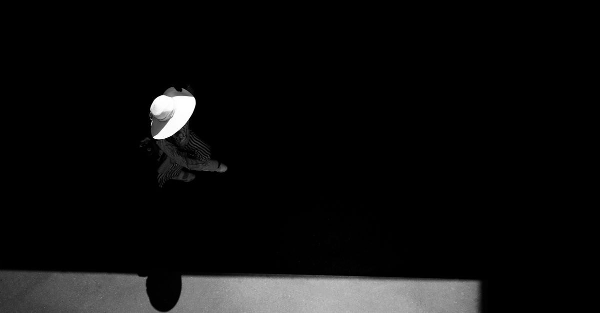découvrez l'élégance énigmatique des chapeaux hauts mystérieux, parfaits pour ajouter une touche de mystère et de style unique à votre tenue.