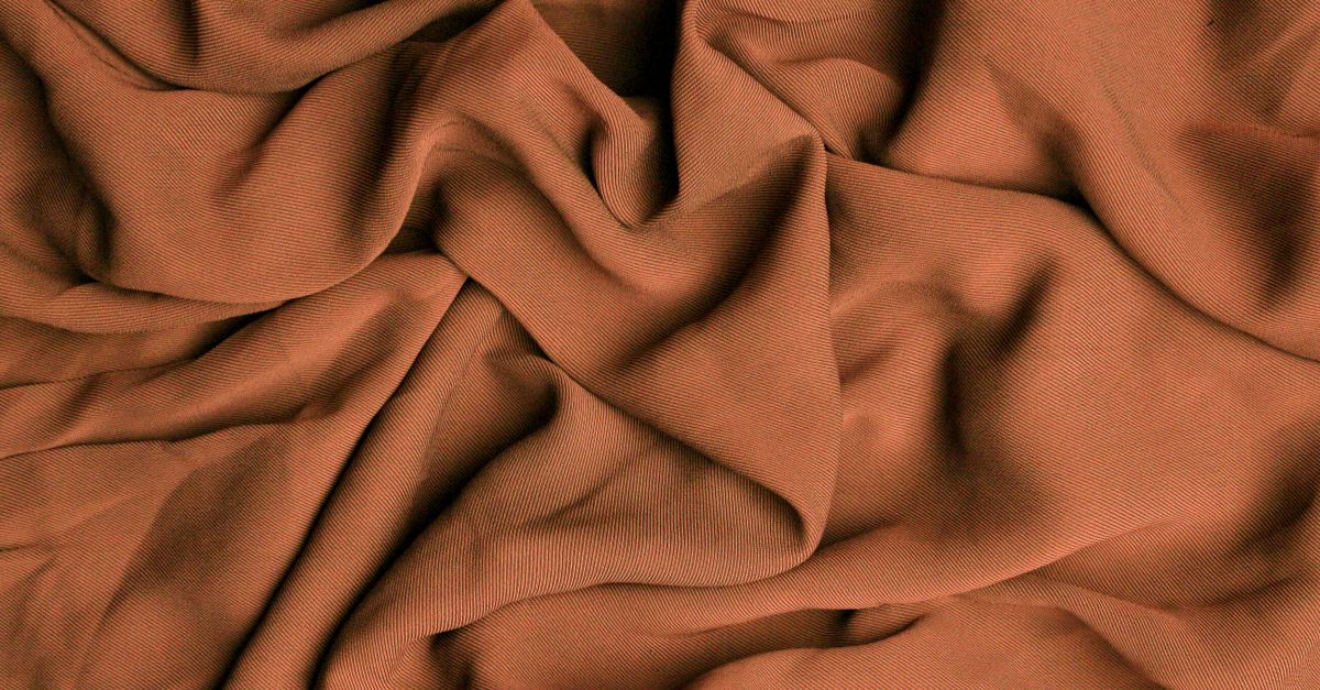 découvrez le tissu sergé, un textile résistant et élégant idéal pour la confection de vêtements et d'ameublement. parfait pour allier style et durabilité.