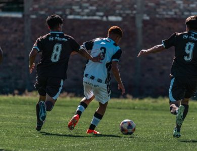 Ce jeu de football acclamé à 95% sur Steam se démarque d&rsquo;EA FC en racontant l&rsquo;histoire captivante d&rsquo;un pays à travers le sport