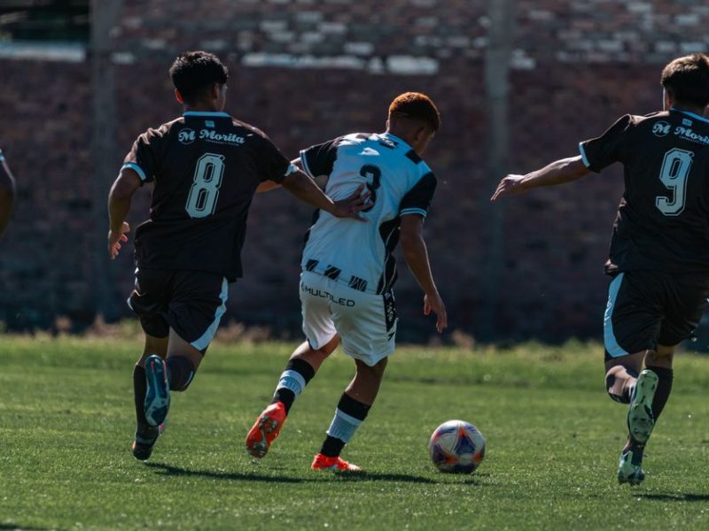 Ce jeu de football acclamé à 95% sur Steam se démarque d’EA FC en racontant l’histoire captivante d’un pays à travers le sport