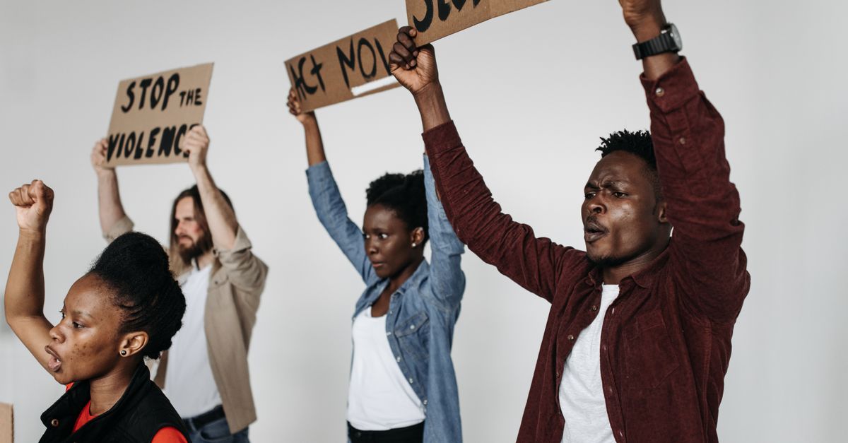 découvrez les causes, les dynamiques et les solutions pour comprendre et prévenir la violence de groupe dans notre société.