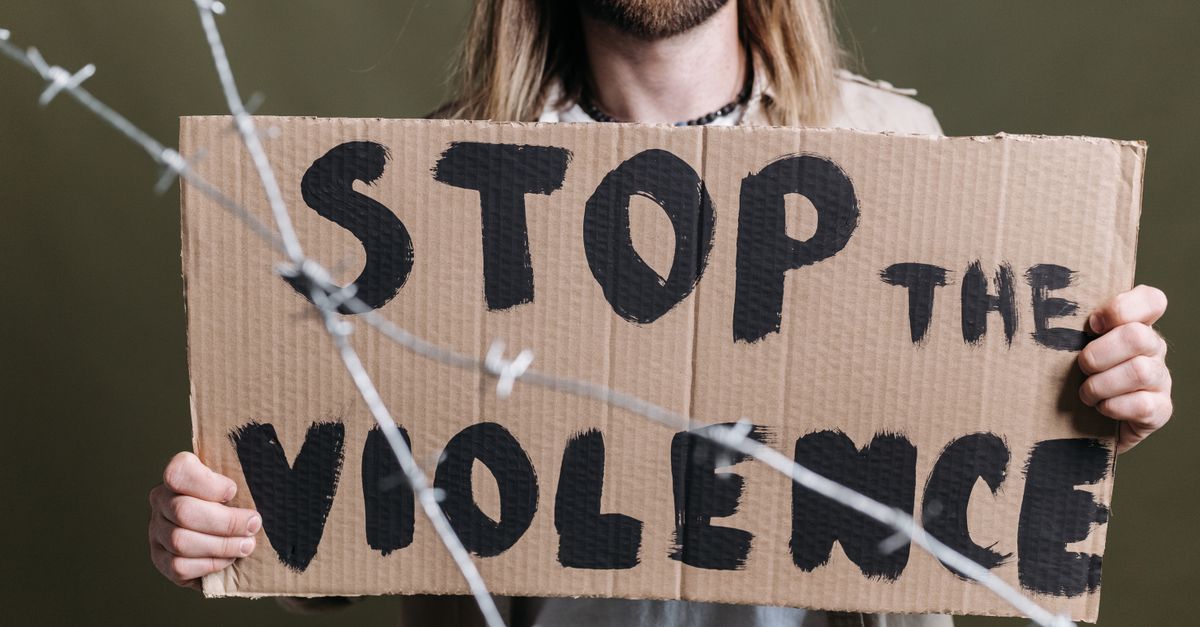 découvrez les causes, les conséquences et les solutions face à la violence de groupe. analyse approfondie des comportements collectifs agressifs et de leurs impacts sociaux.