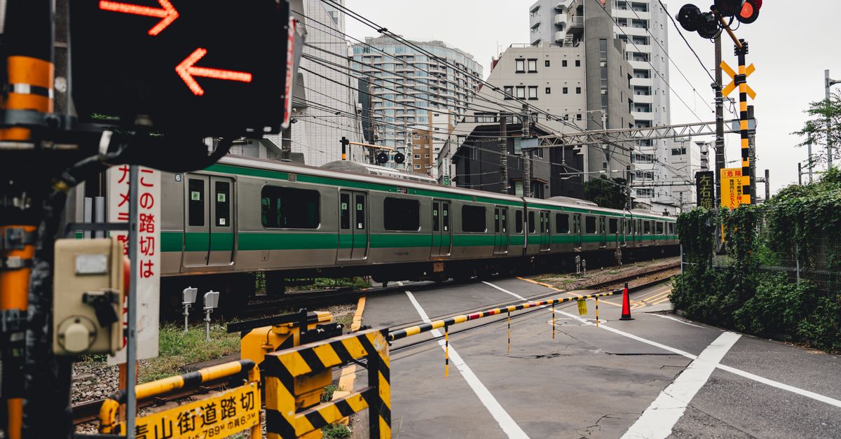découvrez l'aventure ferroviaire japonaise : explorez des paysages époustouflants, des trains rapides et des itinéraires uniques à travers le japon.