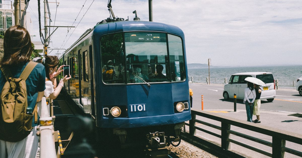 découvrez l'aventure ferroviaire japonaise : explorez les paysages époustouflants et les trains emblématiques du japon pour un voyage inoubliable.