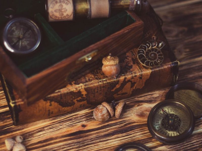 Les coffres mystérieux de Misteriosa : trésors cachés et secrets dévoilés