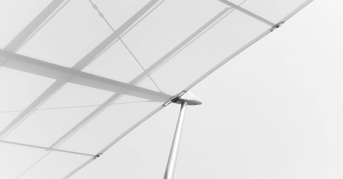 découvrez une large gamme de solutions d'ombrage pour protéger vos espaces extérieurs du soleil tout en ajoutant style et confort.