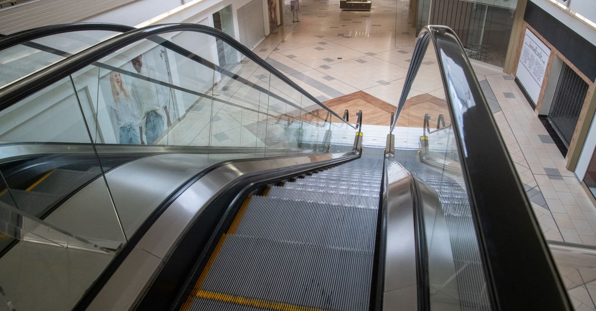 découvrez les causes du déclin des magasins de jeux vidéo traditionnels et les défis auxquels ils font face dans un marché en pleine évolution.